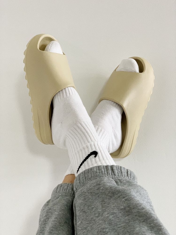 Pantuflas YEEZY - El Chinelo Nube: Conforto, Estilo y Durabilidad en Cada Paso